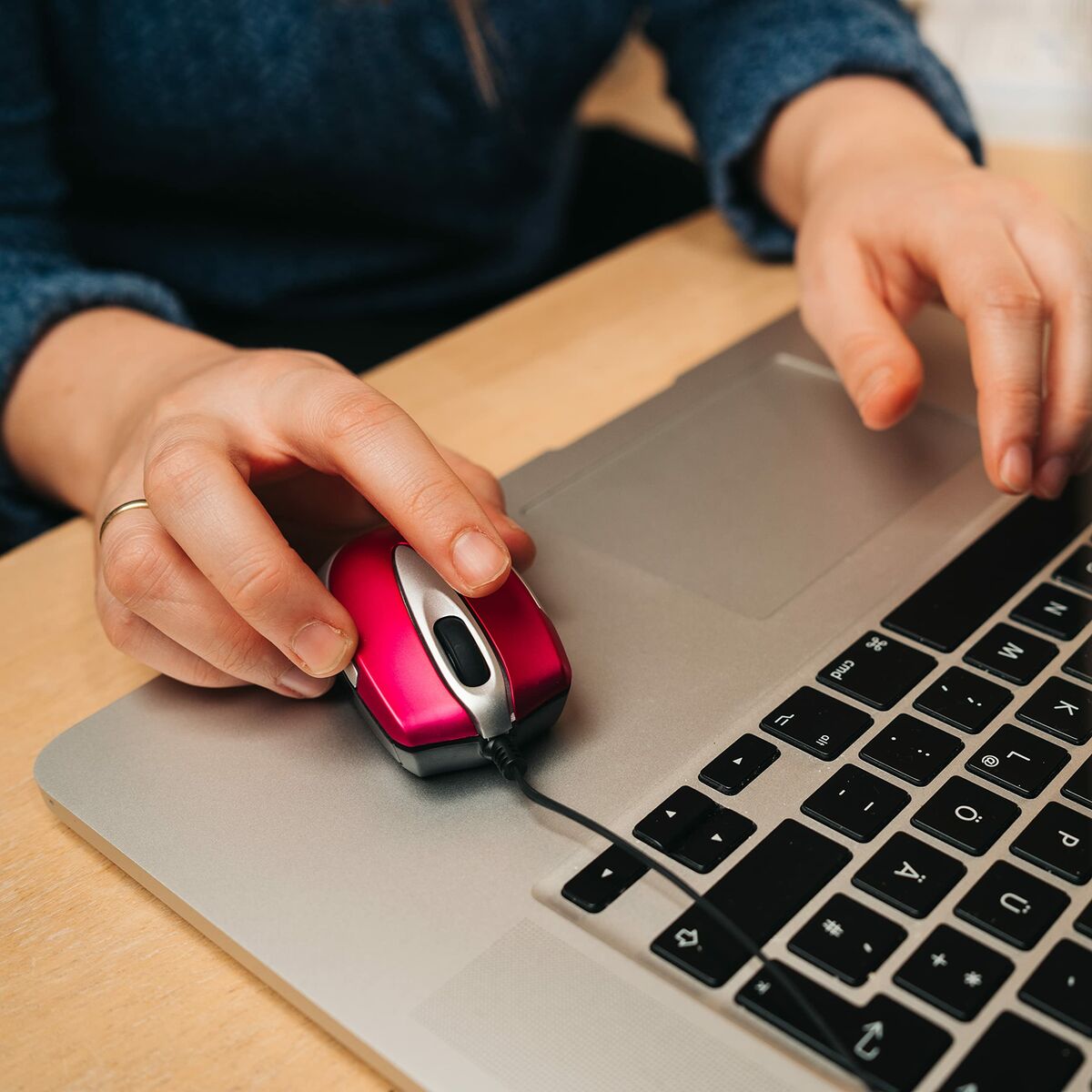 V6H885103E56DF603EAD5987E9C0022A3ECR2526302P7